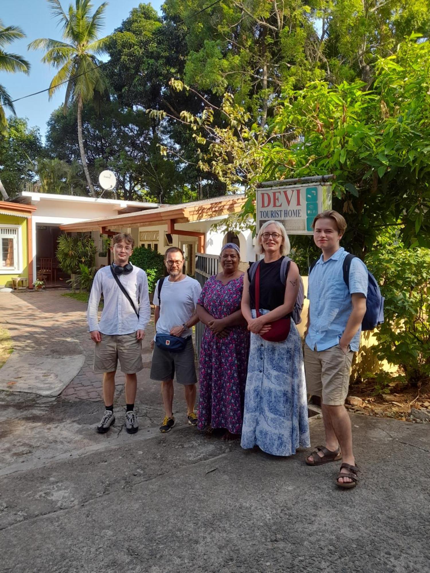 Devi Tourist Home Полоннарува Экстерьер фото